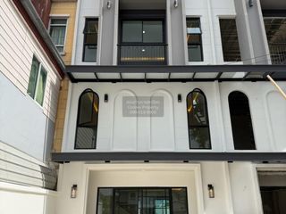 À vendre 4 chambres maison de ville à Wang Thonglang, Bangkok