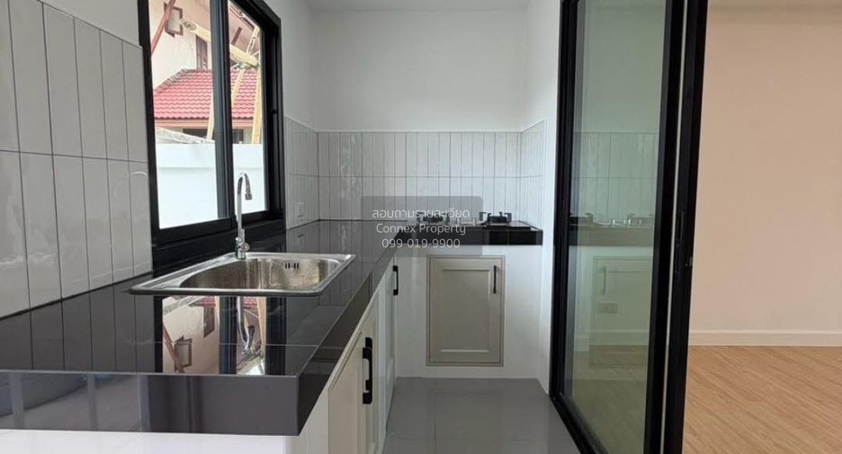 À vendre 4 chambres maison de ville à Wang Thonglang, Bangkok