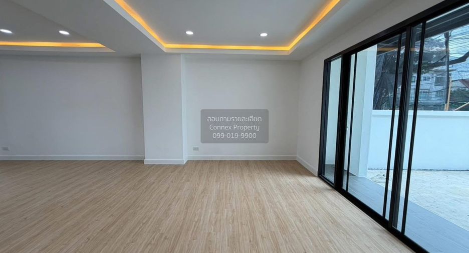 À vendre 4 chambres maison de ville à Wang Thonglang, Bangkok