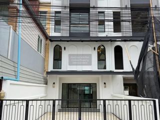À vendre 4 chambres maison de ville à Wang Thonglang, Bangkok