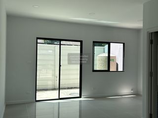 À vendre 4 chambres maison de ville à Phasi Charoen, Bangkok