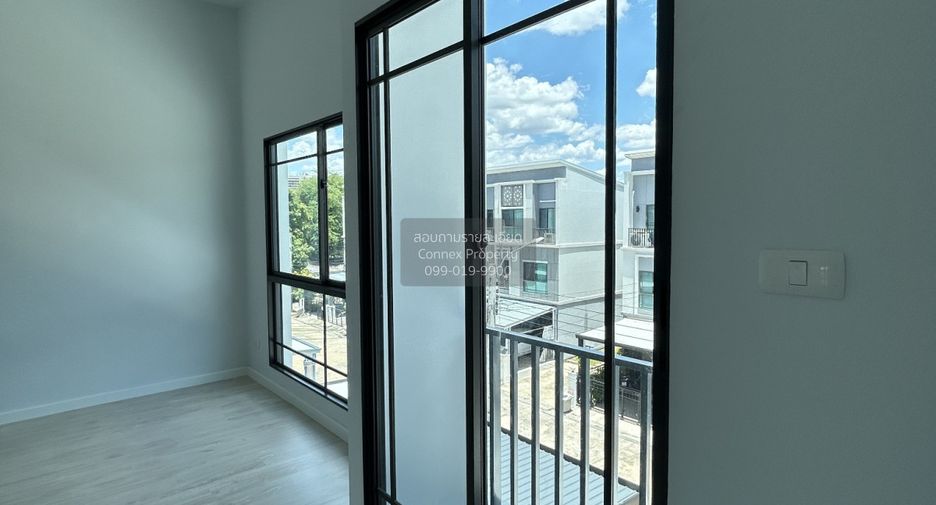 À vendre 4 chambres maison de ville à Phasi Charoen, Bangkok