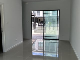 À vendre 4 chambres maison de ville à Phasi Charoen, Bangkok