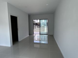 À vendre 4 chambres maison de ville à Phasi Charoen, Bangkok