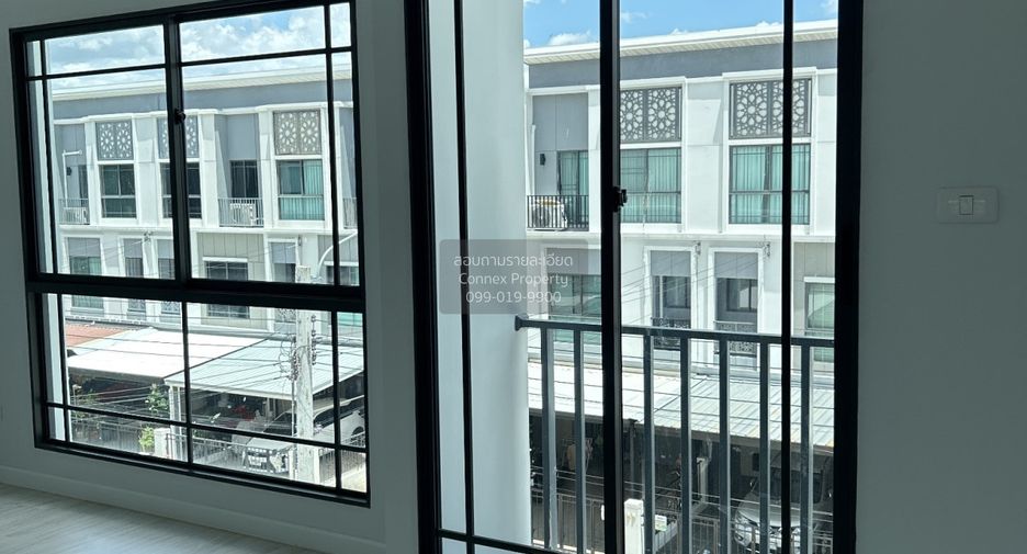 À vendre 4 chambres maison de ville à Phasi Charoen, Bangkok
