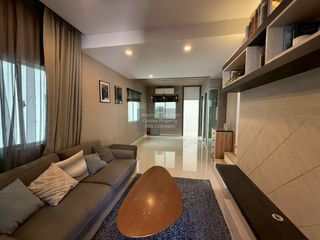 Casa adosada en venta de 3 habitaciones en Thanyaburi, Pathum Thani