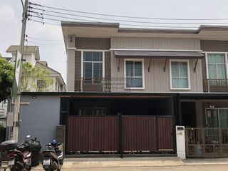 Casa adosada en venta de 3 habitaciones en Thanyaburi, Pathum Thani
