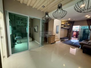 Casa adosada en venta de 3 habitaciones en Thanyaburi, Pathum Thani