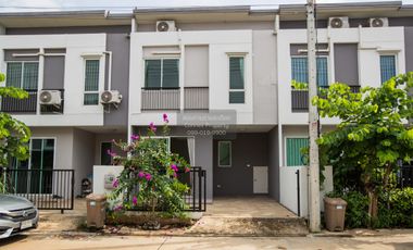 Casa adosada en venta de 3 habitaciones en Lam Luk Ka, Pathum Thani