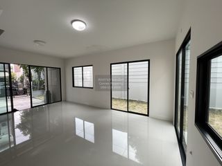 Casa adosada en venta de 3 habitaciones en Bang Khen, Bangkok