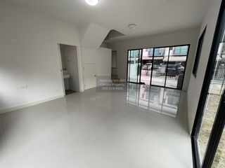 Casa adosada en venta de 3 habitaciones en Bang Khen, Bangkok