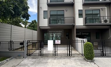 Casa adosada en venta de 3 habitaciones en Bang Khen, Bangkok