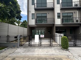 Casa adosada en venta de 3 habitaciones en Bang Khen, Bangkok