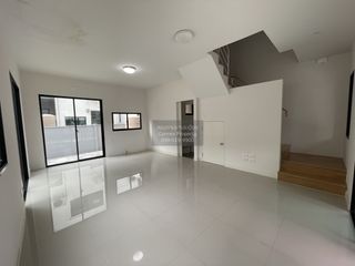 Casa adosada en venta de 3 habitaciones en Bang Khen, Bangkok