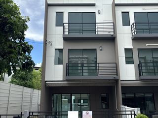 Casa adosada en venta de 3 habitaciones en Bang Khen, Bangkok