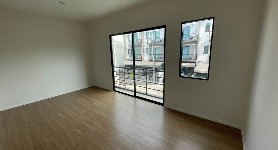 Casa adosada en venta de 3 habitaciones en Bang Khen, Bangkok