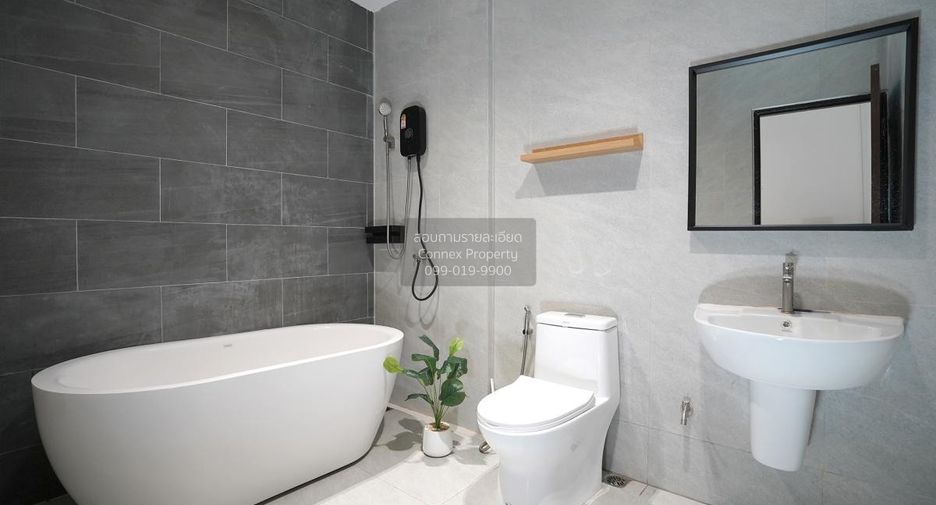 For rent 3 bedrooms townhouse in Huai Khwang, Bangkok