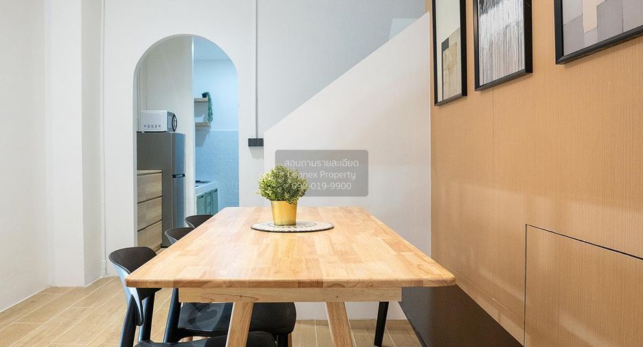 For rent 3 bedrooms townhouse in Huai Khwang, Bangkok