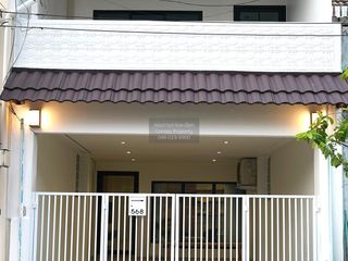 For rent 3 bedrooms townhouse in Huai Khwang, Bangkok