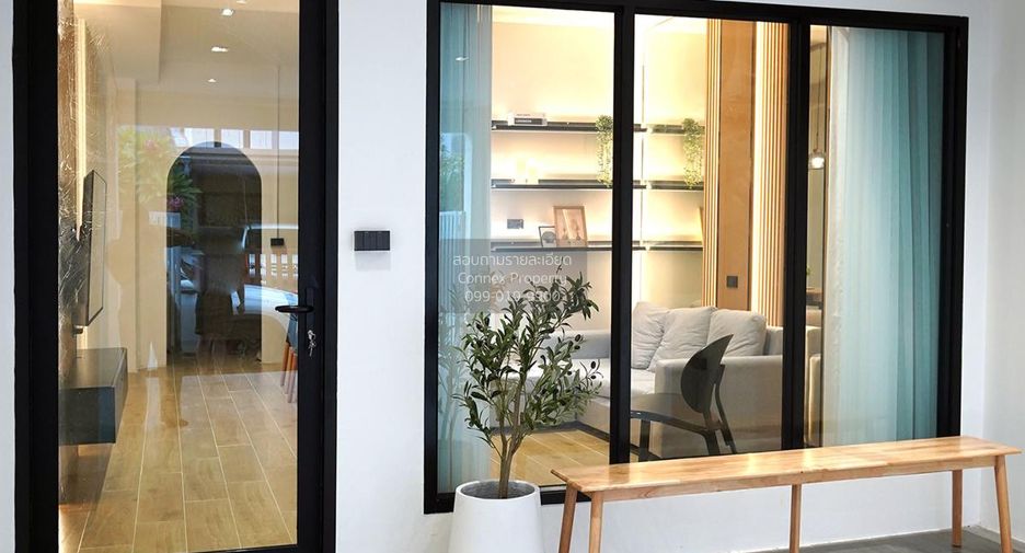 For rent 3 bedrooms townhouse in Huai Khwang, Bangkok