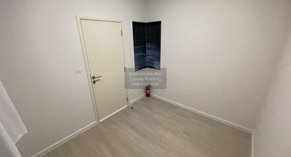 For rent 3 bedrooms townhouse in Lat Krabang, Bangkok