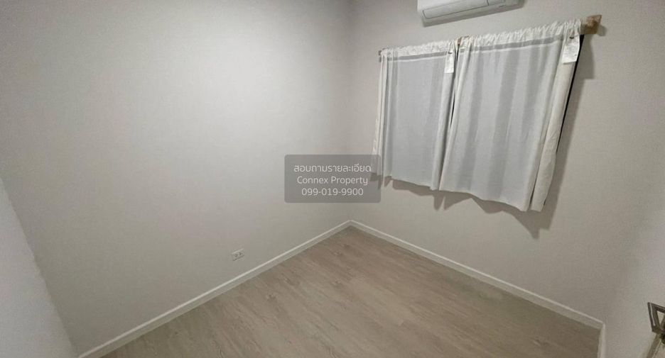 For rent 3 bedrooms townhouse in Lat Krabang, Bangkok