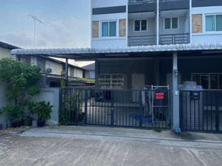 For rent 3 bedrooms townhouse in Saphan Sung, Bangkok