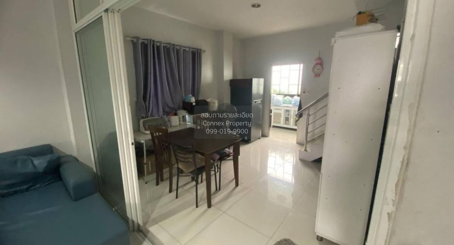 For rent 3 bedrooms townhouse in Saphan Sung, Bangkok