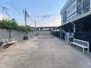 For rent 3 bedrooms townhouse in Saphan Sung, Bangkok