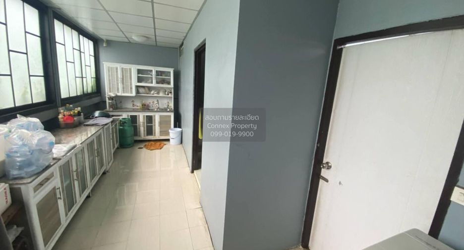 For rent 3 bedrooms townhouse in Saphan Sung, Bangkok