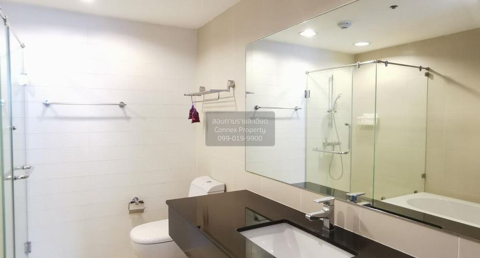 For rent 3 bedrooms condo in Huai Khwang, Bangkok