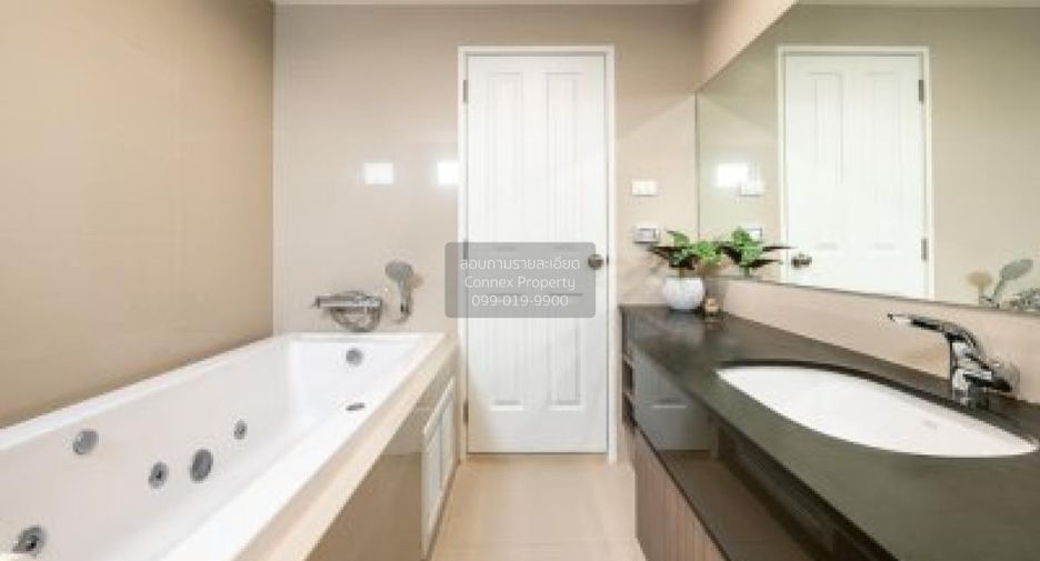 For rent 3 bedrooms condo in Huai Khwang, Bangkok