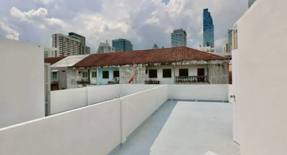 For rent 4 bedrooms townhouse in Sathon, Bangkok