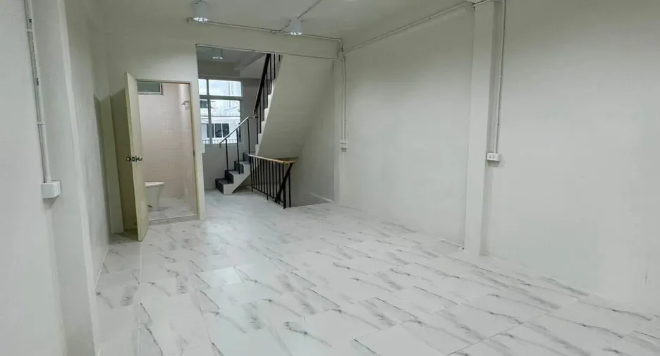 For rent 4 bedrooms townhouse in Sathon, Bangkok