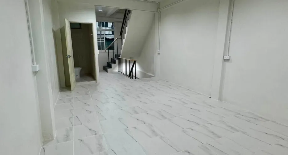 For rent 4 bedrooms townhouse in Sathon, Bangkok