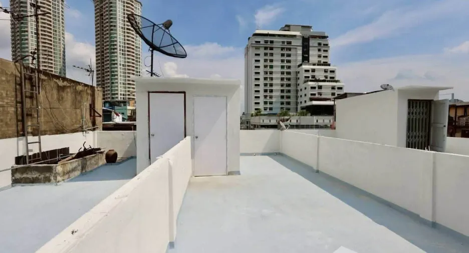 For rent 4 bedrooms townhouse in Sathon, Bangkok