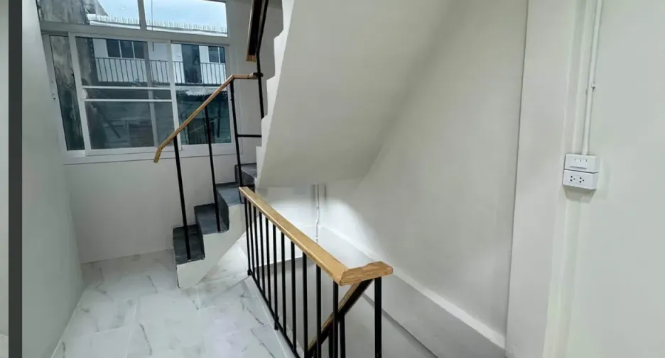 For rent 4 bedrooms townhouse in Sathon, Bangkok