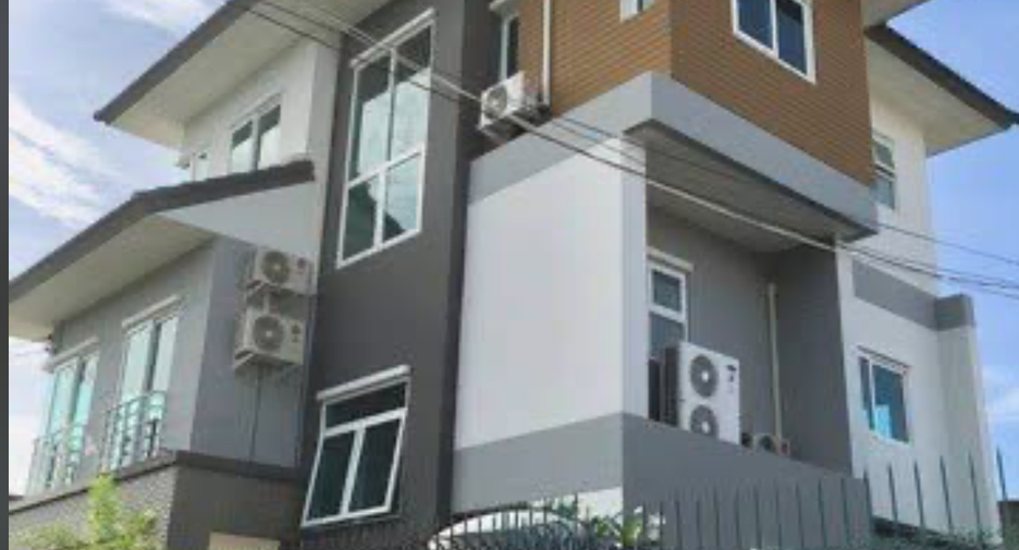 Haus zur Miete mit 4 Zimmer in Lat Phrao, Bangkok