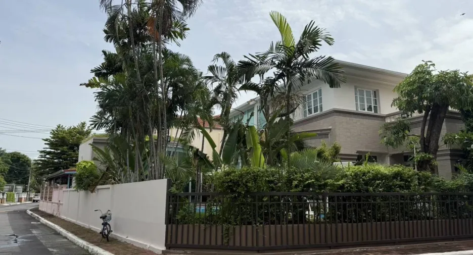 出售 和 出租 4 卧室 独立屋 在 Phra Khanong, 曼谷