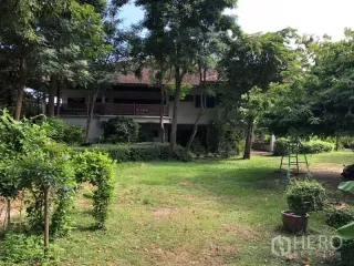 For sale 3 bedrooms house in Phra Khanong, Bangkok