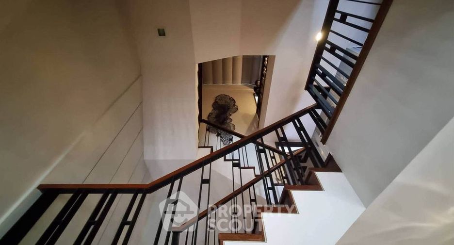 Reihenhaus zur Miete und zum Kauf mit 4 Zimmer in Watthana, Bangkok