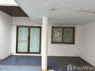 出售 5 卧室 联排别墅 在 Wang Thong Lang, 曼谷