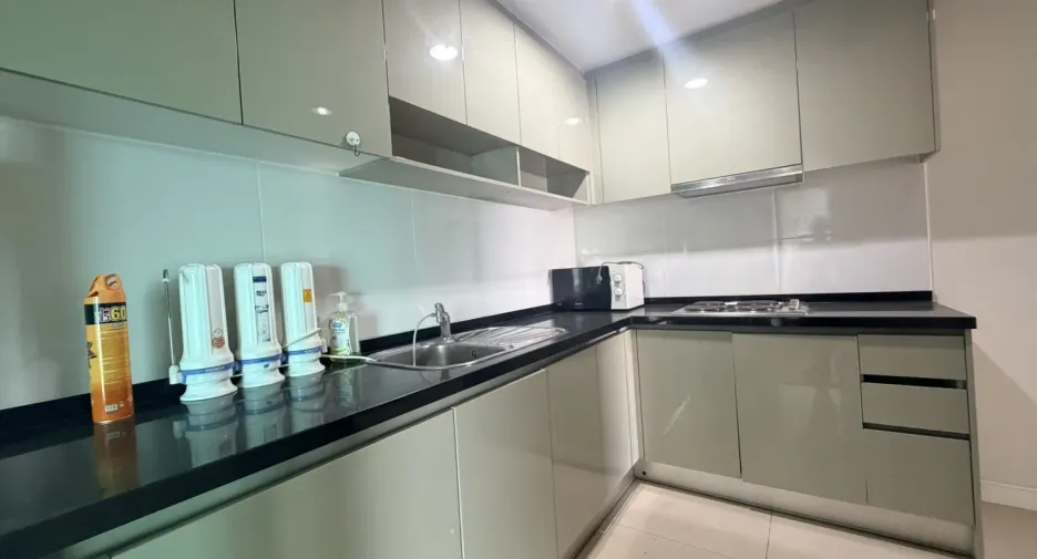 For rent 3 bedrooms condo in Huai Khwang, Bangkok