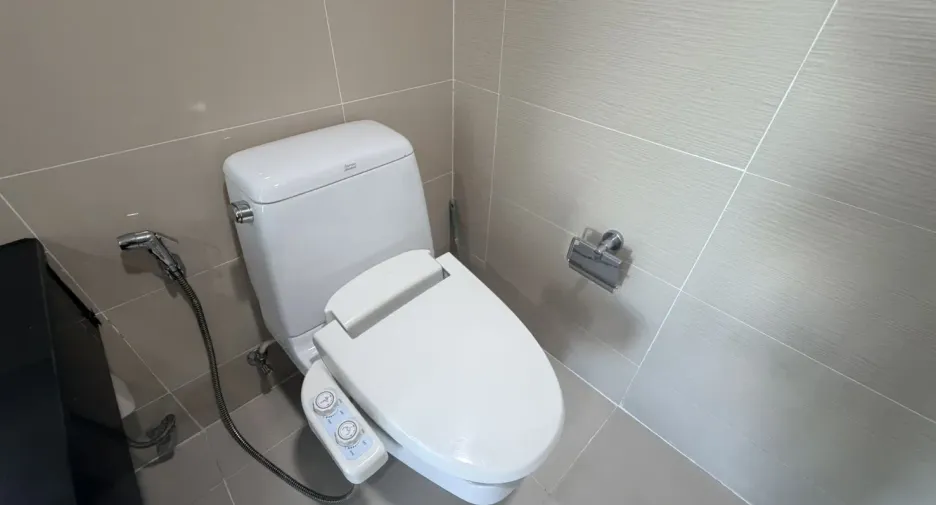 For rent 3 bedrooms condo in Huai Khwang, Bangkok