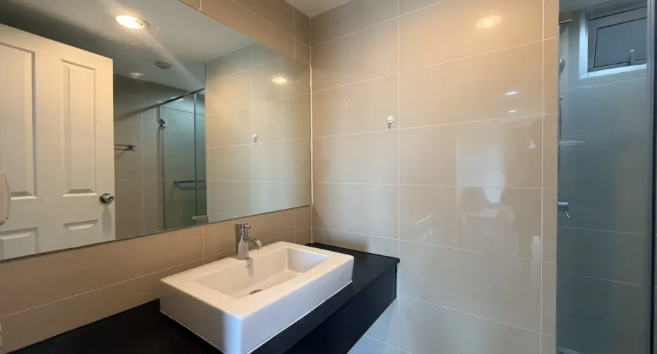 For rent 3 bedrooms condo in Huai Khwang, Bangkok