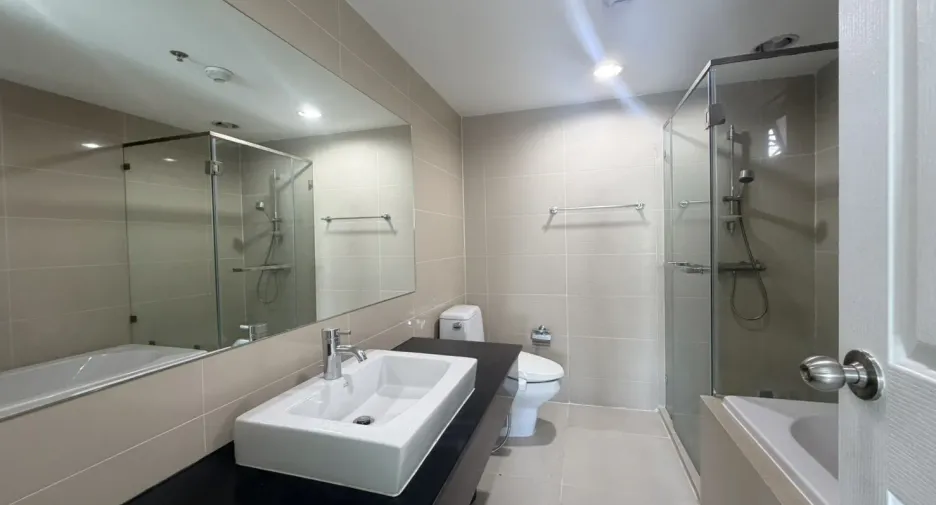 For rent 3 bedrooms condo in Huai Khwang, Bangkok