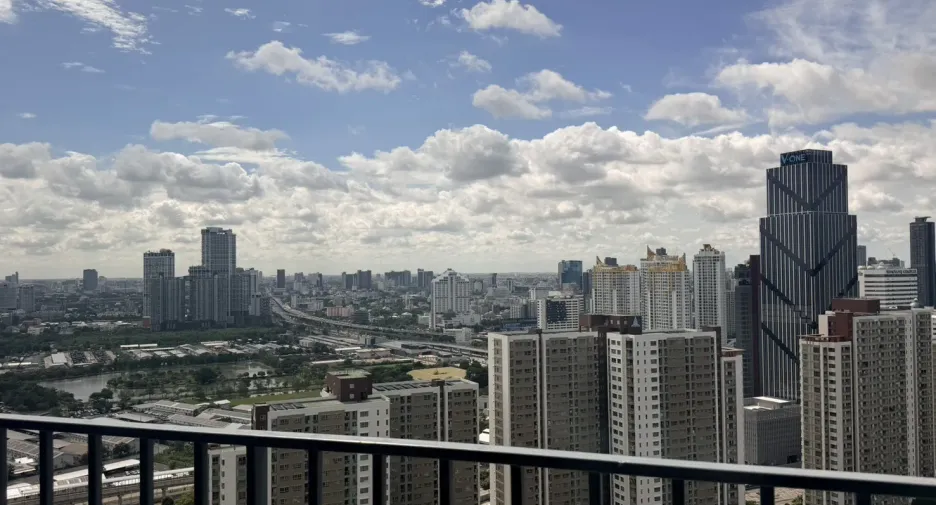For rent 3 bedrooms condo in Huai Khwang, Bangkok