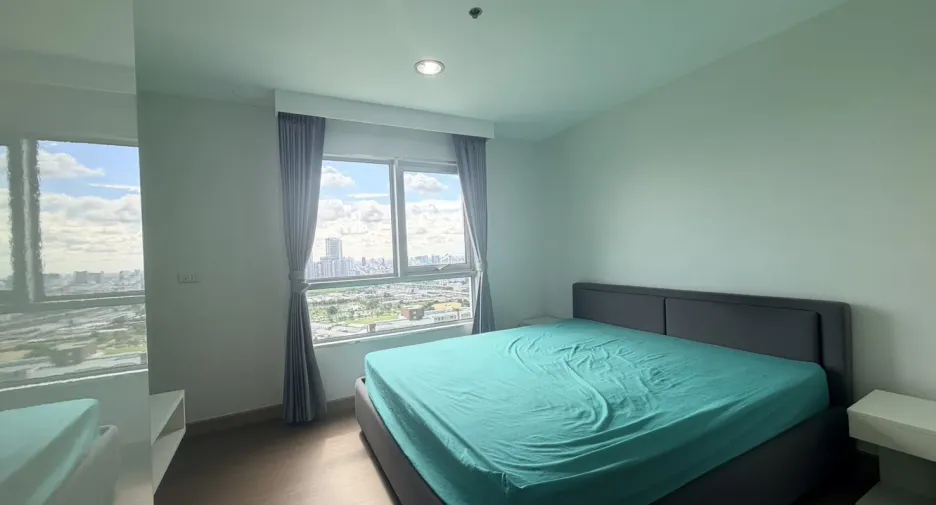 For rent 3 bedrooms condo in Huai Khwang, Bangkok