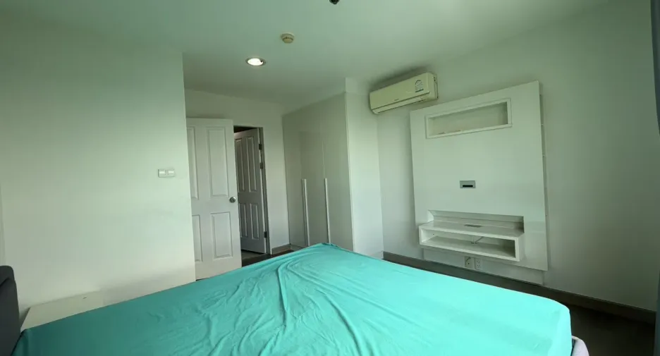 For rent 3 bedrooms condo in Huai Khwang, Bangkok