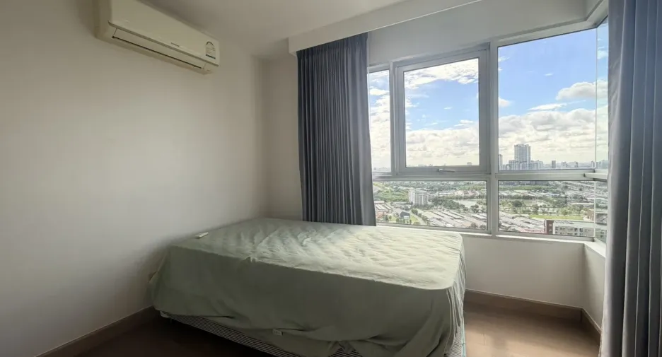 For rent 3 bedrooms condo in Huai Khwang, Bangkok